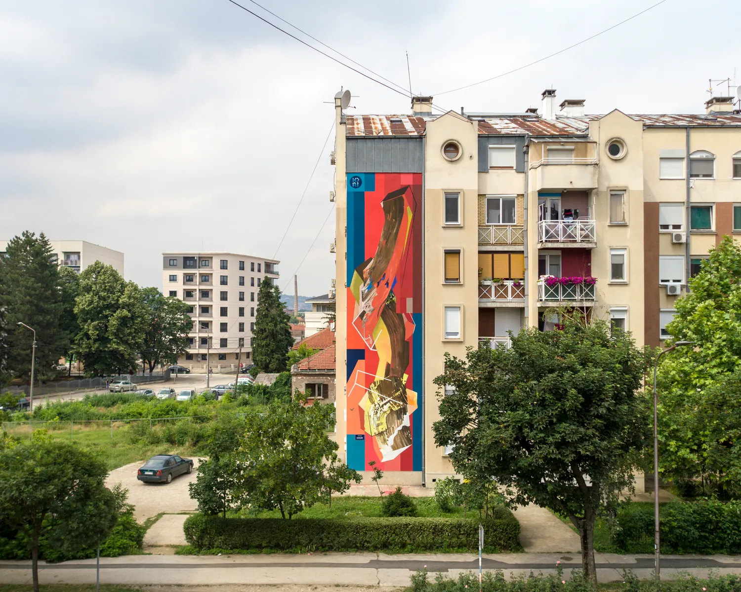 Mural sa automobilom na zidu zgrade, nastao uz podršku RAMIX-a
