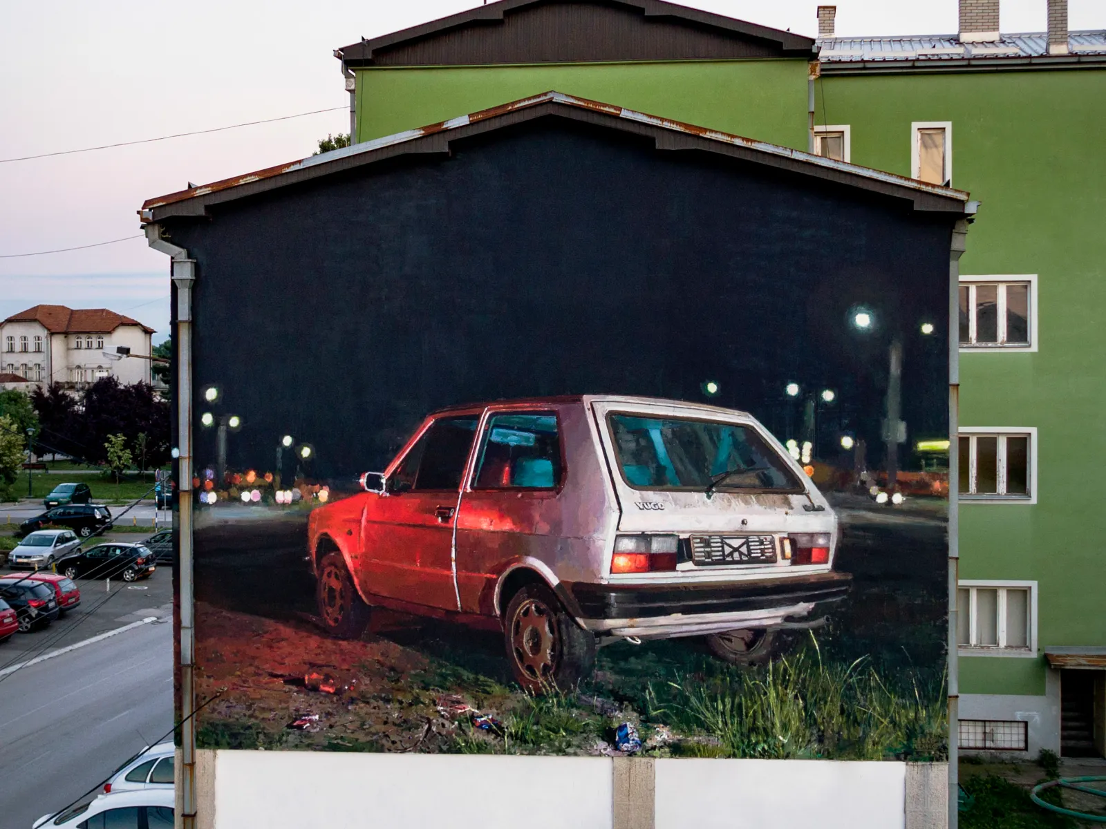 Mural sa automobilom na zidu zgrade