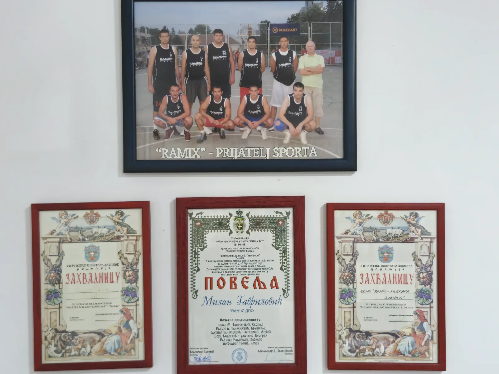 Fotografija RAMIX-ove sportske ekipe iznad zahvalnica i priznanja za podršku sportu